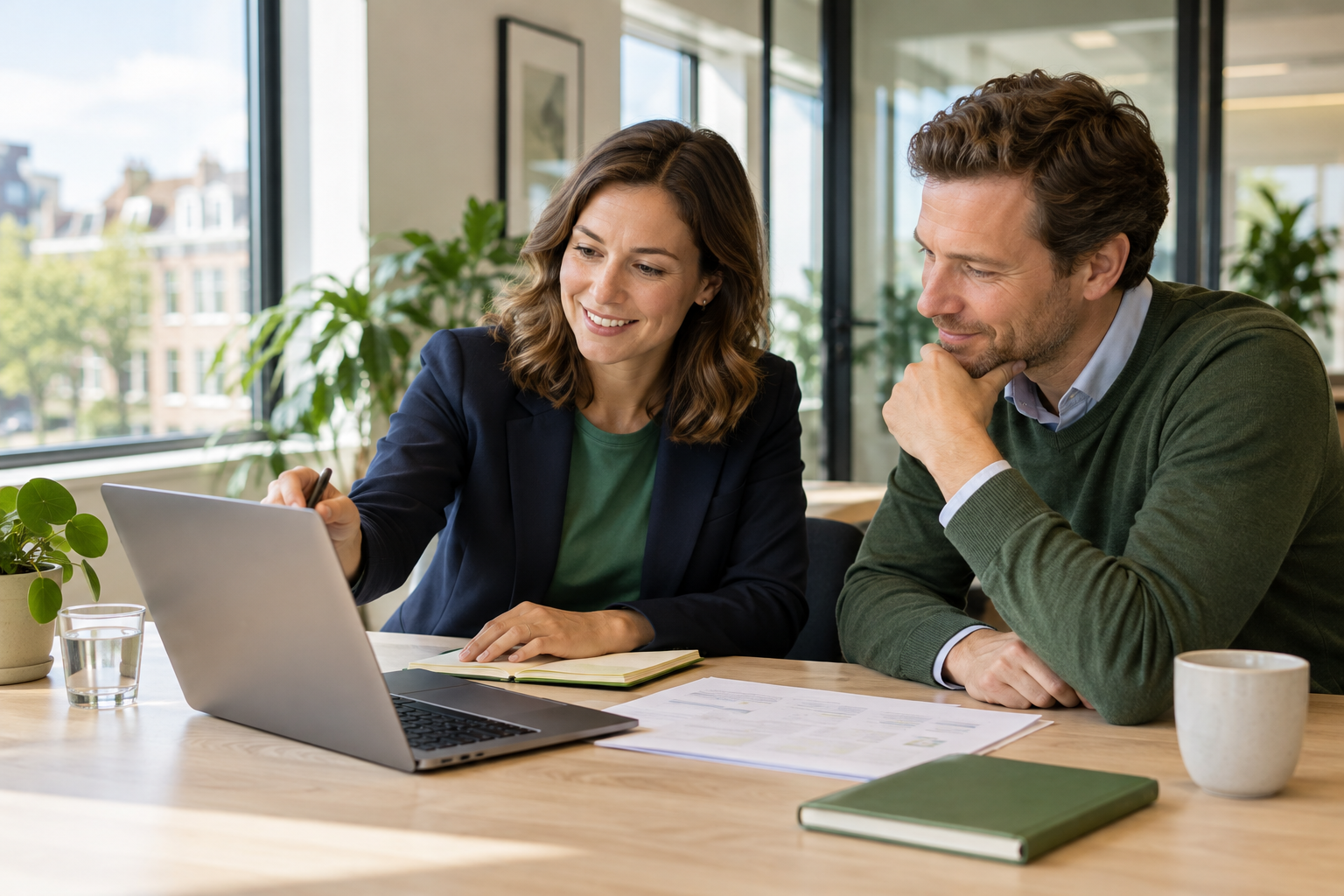 Sfeerbeeld van twee professionals die samen een administratie bespreken